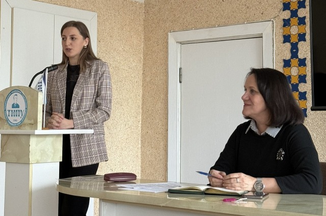 Виступає голова комісі факультету іноземних мов Катерина Нестерчук